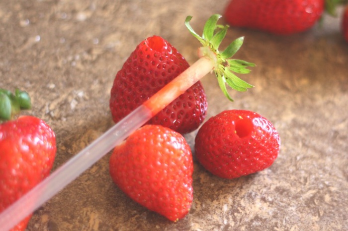 Удобный способ почистить клубнику. Удобный способ почистить клубнику.