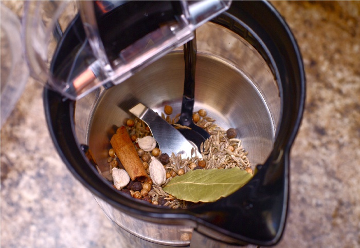 Кофемолка поможет легко и быстро перемолоть специи. Кофемолка поможет легко и быстро перемолоть специи.