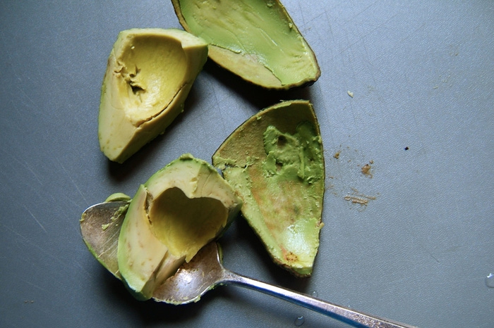 Очистка авокадо столовой ложкой. Очистка авокадо столовой ложкой.