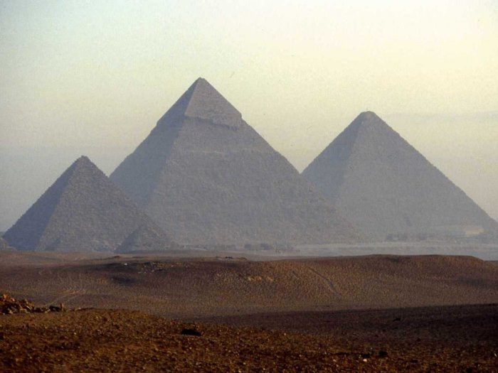 Пирамиды в Гизе. Пирамиды в Гизе.