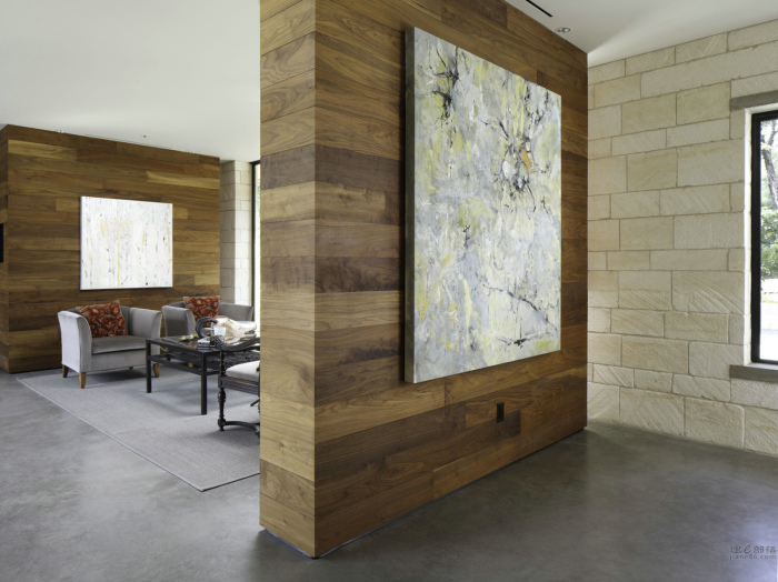 Прекрасная деревянная перегородка создаст в комнате уникальную и уютную атмосферу.
