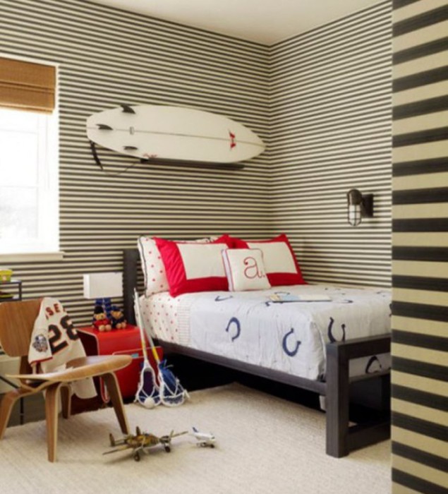 Сучасна дитяча спальня з дошкою для серфінгу над ліжком.