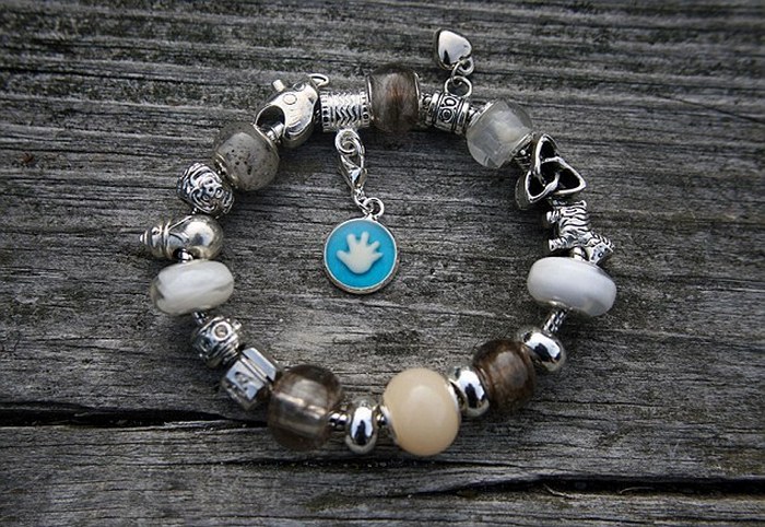 Браслет с бусинами и подвеской из грудного молока. Браслет с бусинами и подвеской из грудного молока.