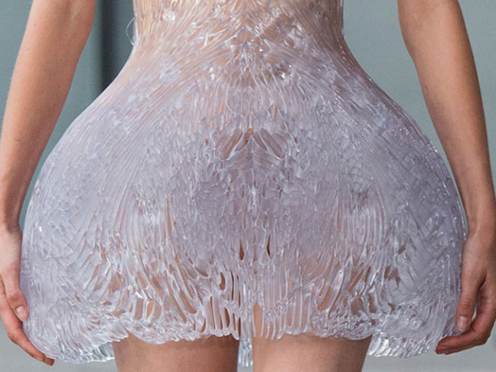 Ледяной рисунок необычного платья. Ледяной рисунок необычного платья.