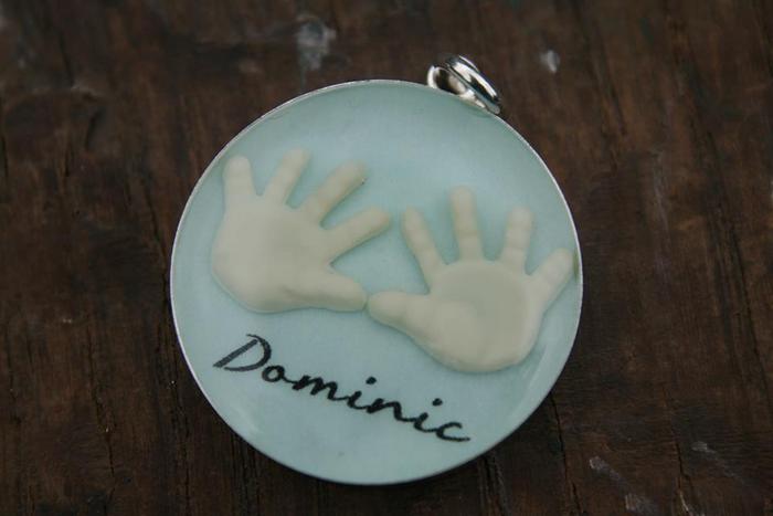 Кулон с именем малыша. Кулон с именем малыша.