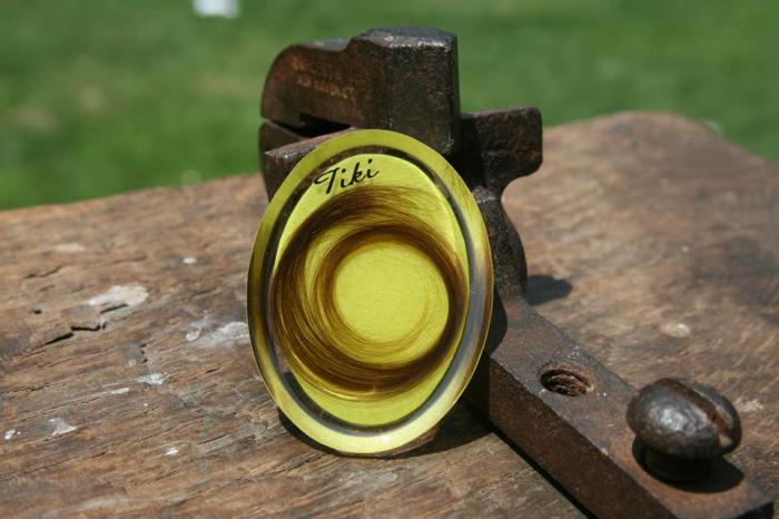 Оригинальное кольцо: грудное молоко, прядь волос, смола. Оригинальное кольцо: грудное молоко, прядь волос, смола.