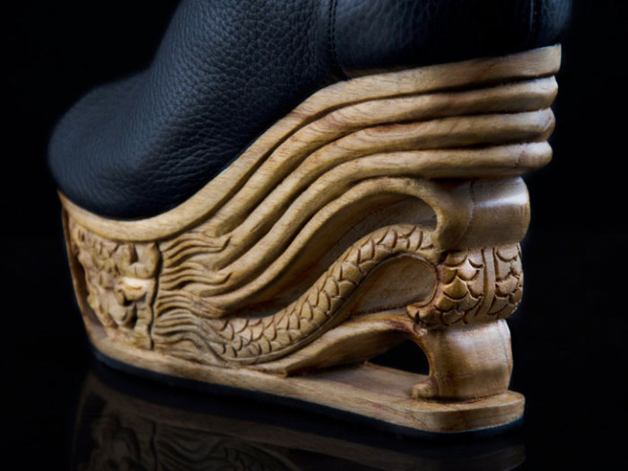 Рисунки, навеянные пагодами, на стильной обуви Рисунки, навеянные пагодами, на стильной обуви