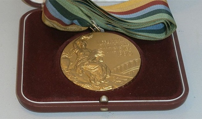 Олимпийская незолотая медаль.