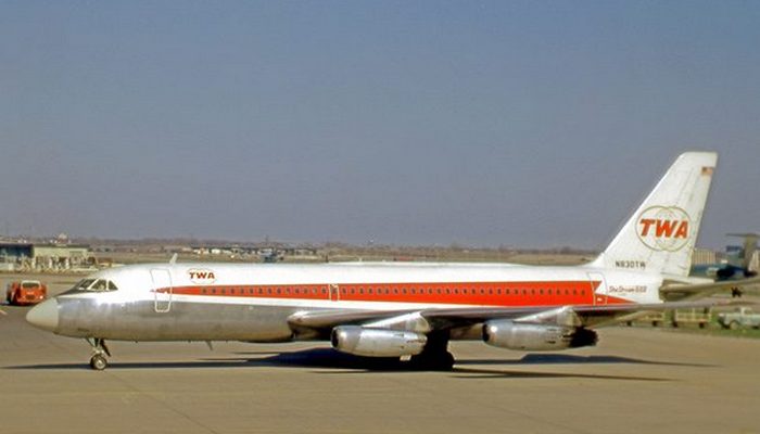 Пассажирский самолет Convair 880.