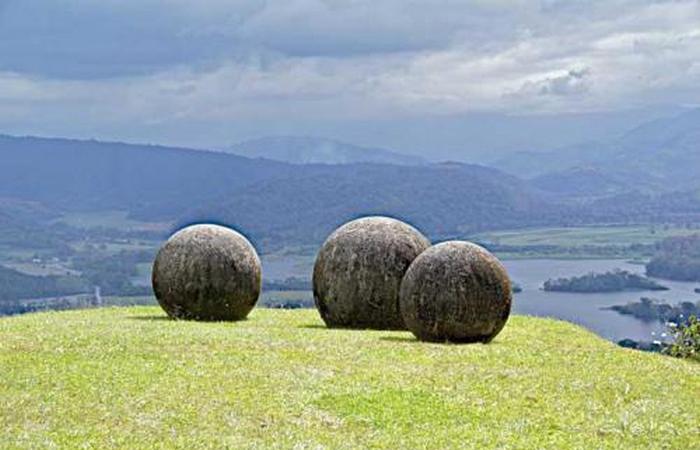 Гигантские каменные шары в Коста-Рике.