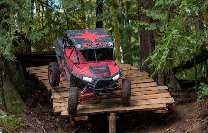 Внедорожник на сумасшедшей трассе. Внедорожник на сумасшедшей трассе.