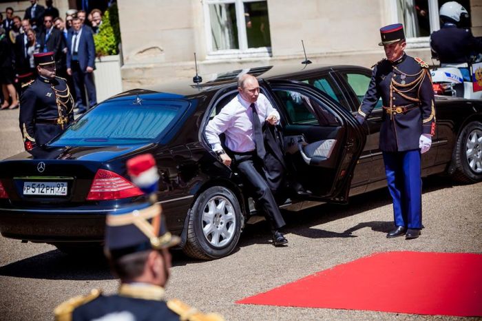 Сейчас президент России ездит на бронированном немецком лимузине Mercedes-Benz.