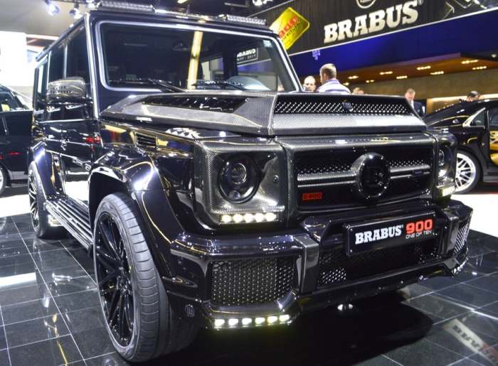 Огромный внедорожник.