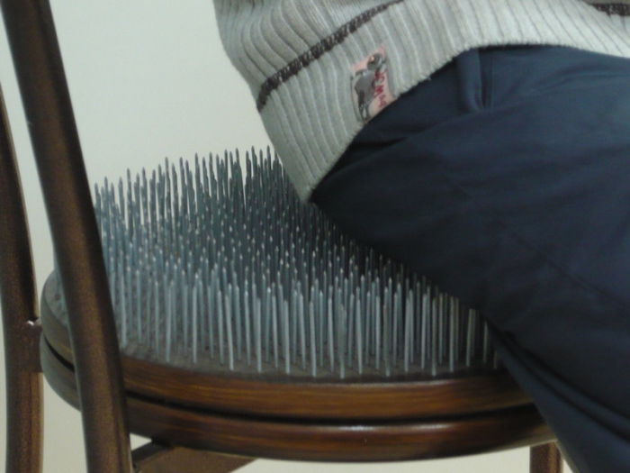 Я сижу, как на иголках. Я сижу, как на иголках.