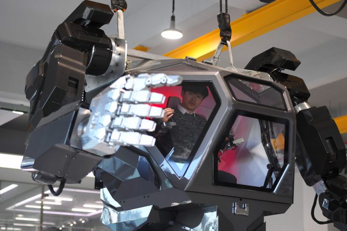 Новый шагающий робот-костюм, который сотрясет мир уже в этом году