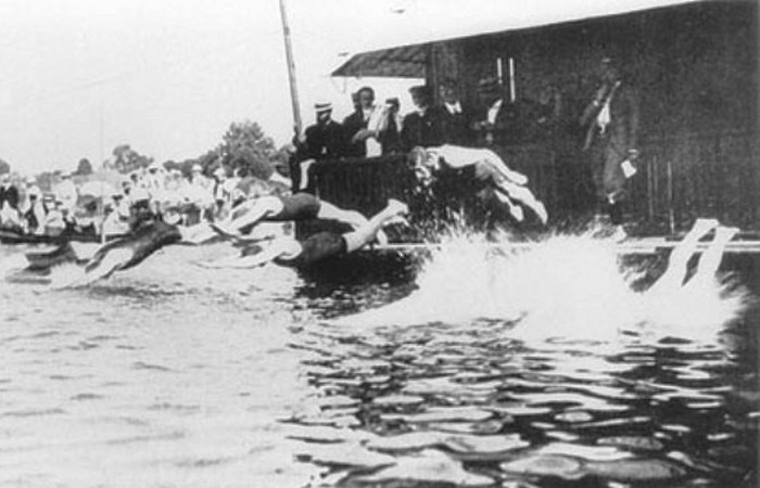 Устаревшая олимпийская дисциплина: плавание с препятствиями.