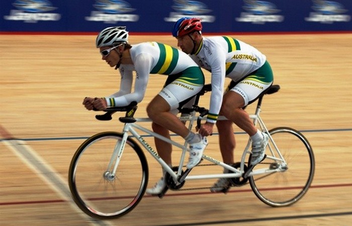 Устаревшая олимпийская дисциплина: спринт на велосипеде-тандеме.
