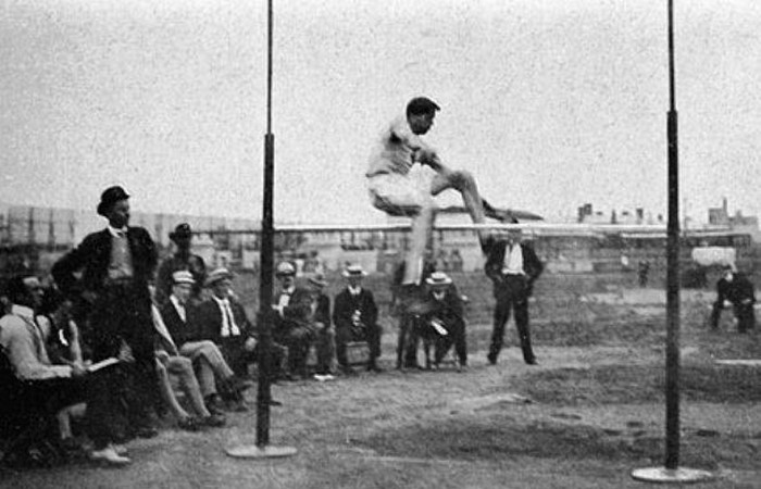 Устаревшая олимпийская дисциплина: прыжок в воздух с места.