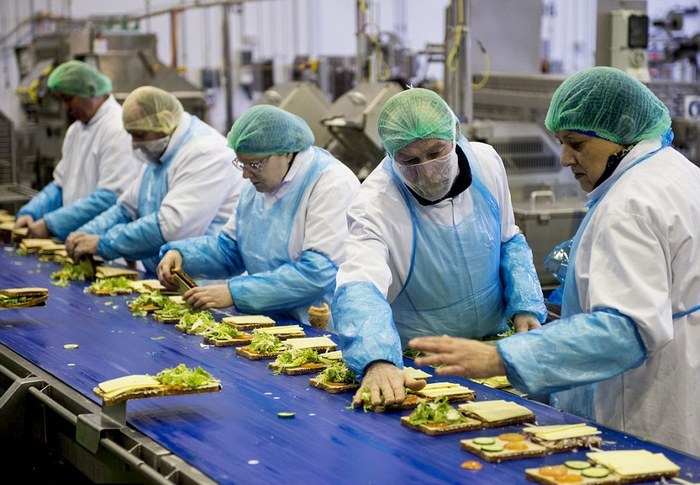 Производство сэндвичей в Великобритании.