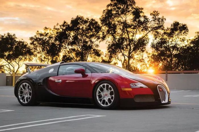 Bugatti Veyron - абсолютный гиперкар.