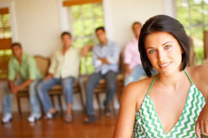 Полиандрия - одна жена + несколько мужей. Полиандрия - одна жена + несколько мужей.