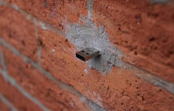 USB-флешка в стене.
