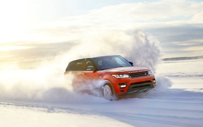 Land Rover Range Rover - разумный выбор для зимних поездок.