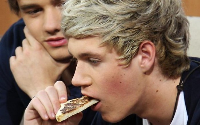 Недоеденный тост участника группы One Direction. Недоеденный тост участника группы One Direction.