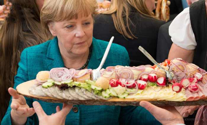 Ангела Меркель - любитель продуктовых запасов.
