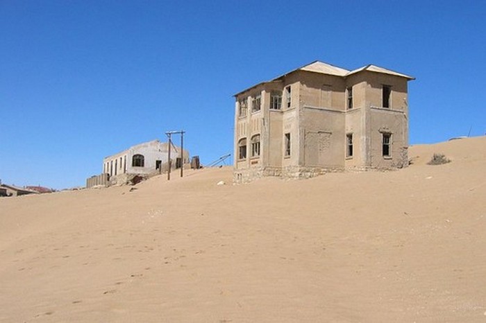 Заброшенный город-призрак в пустыне Намиб Колманскоп.