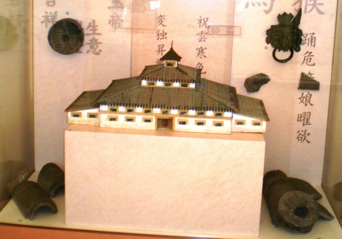 Макет дворца династии Хань под Абаканом. Макет дворца династии Хань под Абаканом.