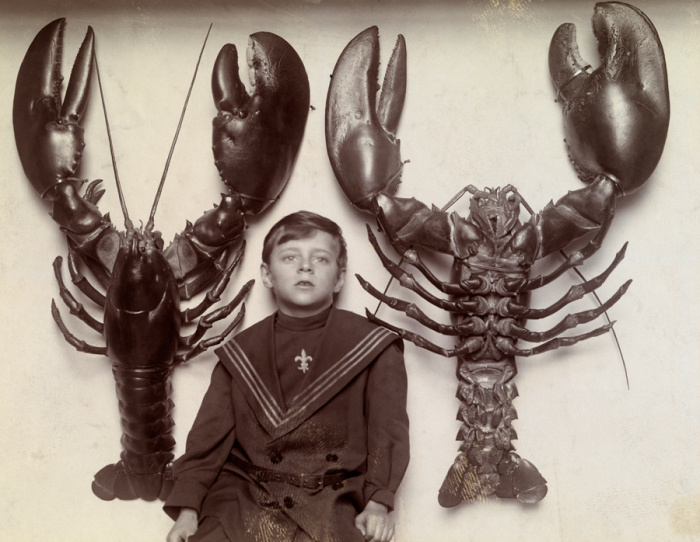 Мальчик с гигантскими омарами, 1915 год.