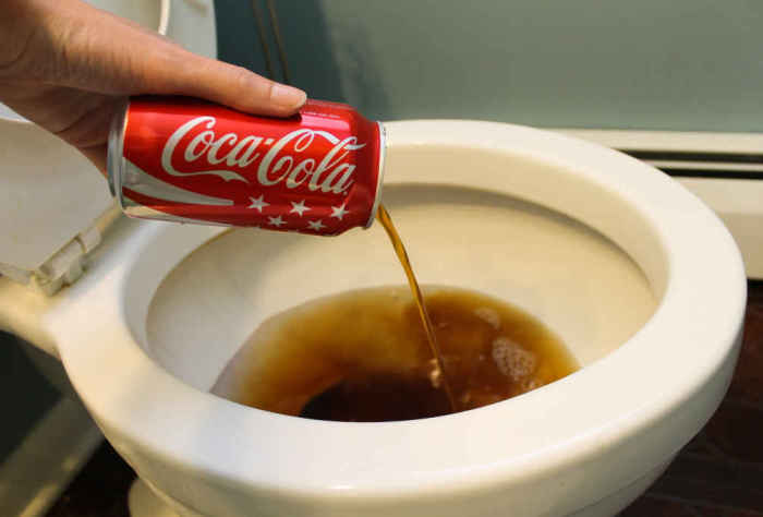 Coca-Cola прекрасно чистит унитаз.