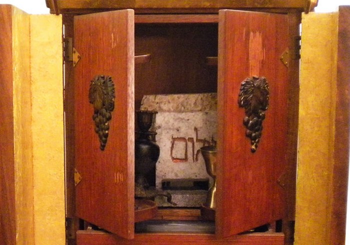 Шкафчик с диббуком. Шкафчик с диббуком.