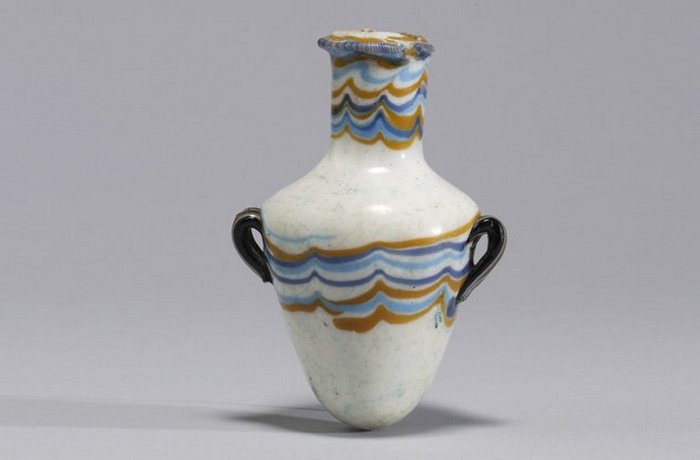 Стеклянная ваза из Древнего Египта.