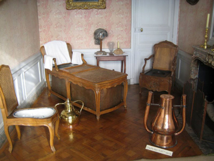 Ванная комната Людовика XVI. Крышка на ванной служила и для сохранения тепла, и одновременно столиком для занятий и еды. Франция 1770.