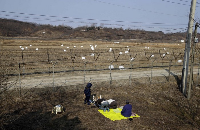Беженцы из Северной Кореи на границе.