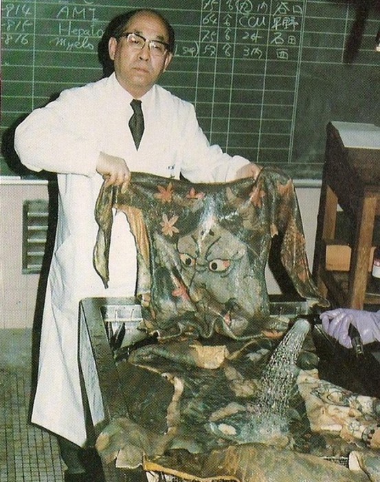 Masaichi Fukushi с одним из экспонатов.