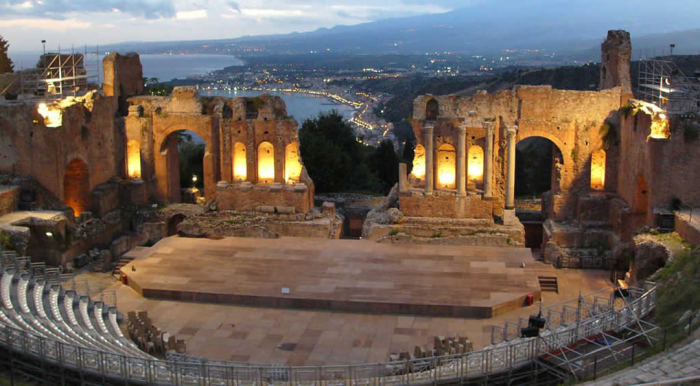 Греческий театр в Таормине (Сицилия).