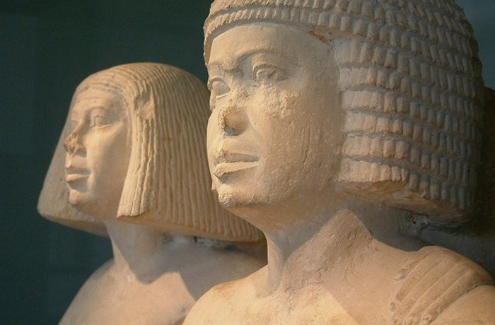 Древние египтяне в париках.