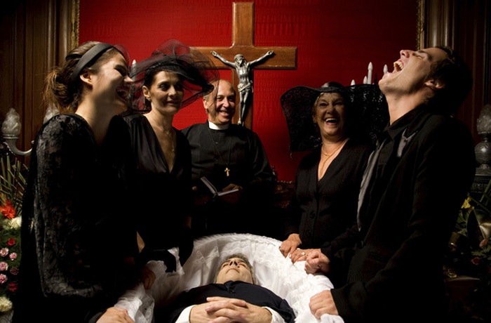 Неуместный смех. Неуместный смех.