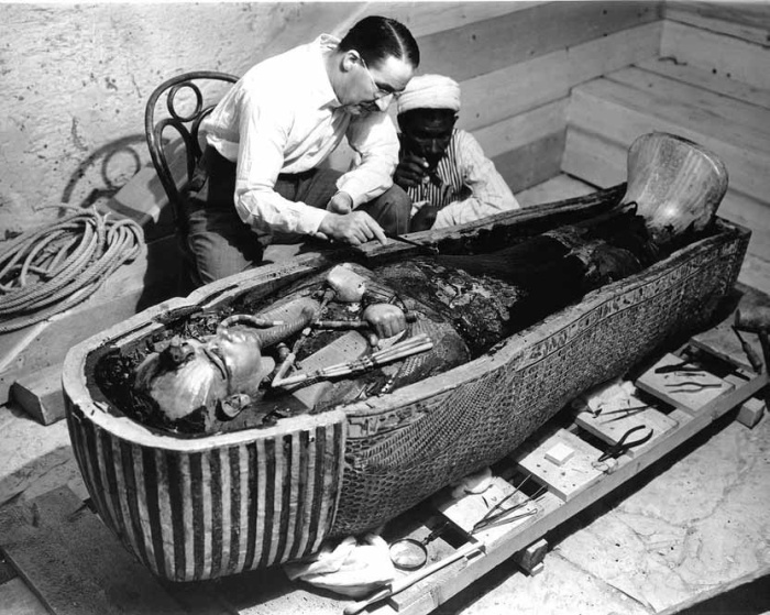 Говард Картер со своей находкой. Говард Картер со своей находкой.