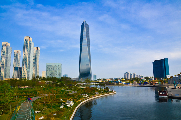 Небоскрёб Northeast Asia Trade Tower в Инчхоне на фоне города