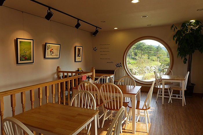 Кафе-музей в виде фотоаппарата Rolleiflex в Сеуле: интерьер помещения