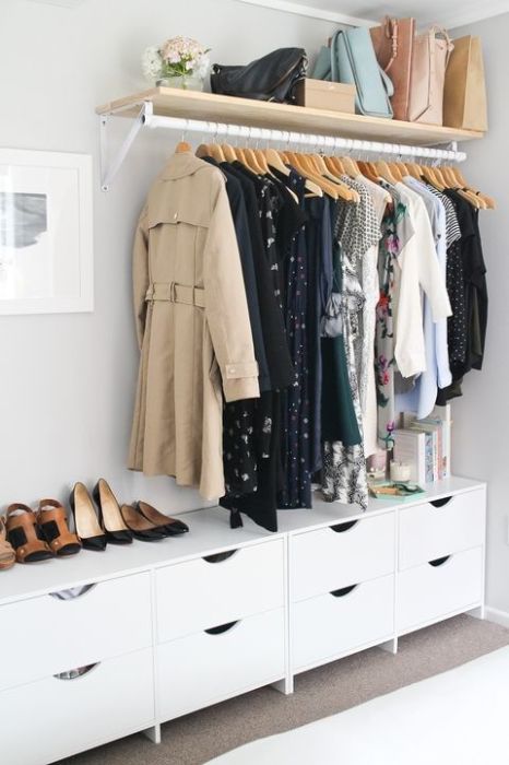 Открытый гардероб - замечательная альтернатива огромным шкафам.