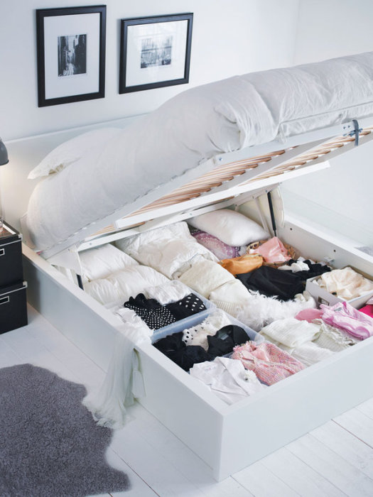 Под кроватью можно устроить сезонное хранение вещей.