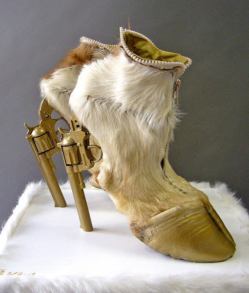 Обувь из настоящих лошадиных копыт с каблуками в виде пистолетов от дизайнера Айрис Шиферштейн.