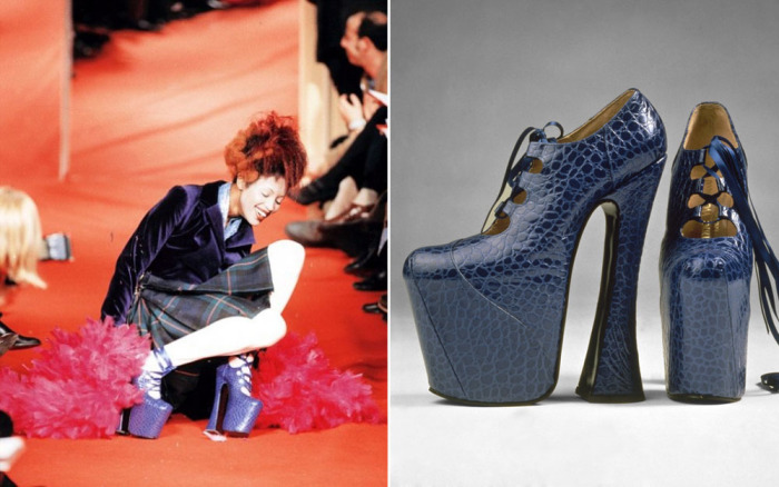 Наоми Кэмпбелл упала на показе Вивьенн Вествуд, демонстрируя на подиуме ярко-синие туфли на 10-сантиметровой платформе с 23-сантиметровым каблуком.