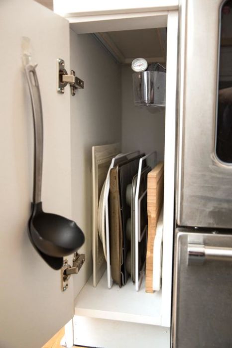 В кухонном гарнитуре функциональными могут быть не только полки с ящиками, но и дверцы.