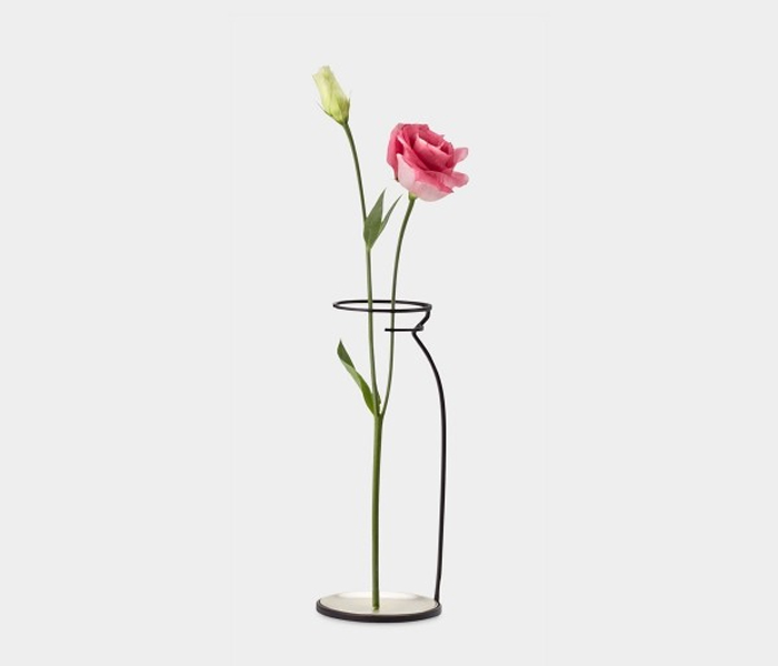 Стильная ваза-силуэт, сделанная из проволоки.